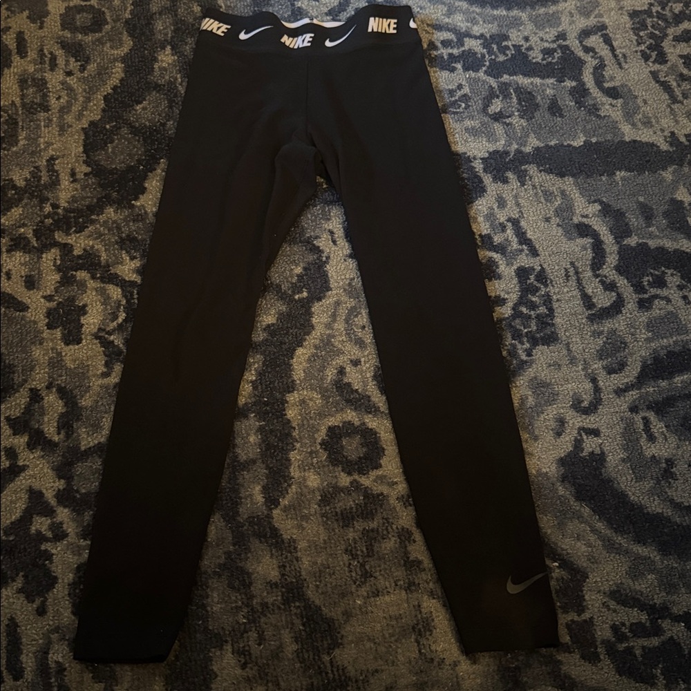 Nike Women's Sportswear Essential High-Waisted Leggings